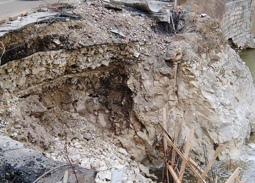 Свлачища блокираха пътя към Велинград