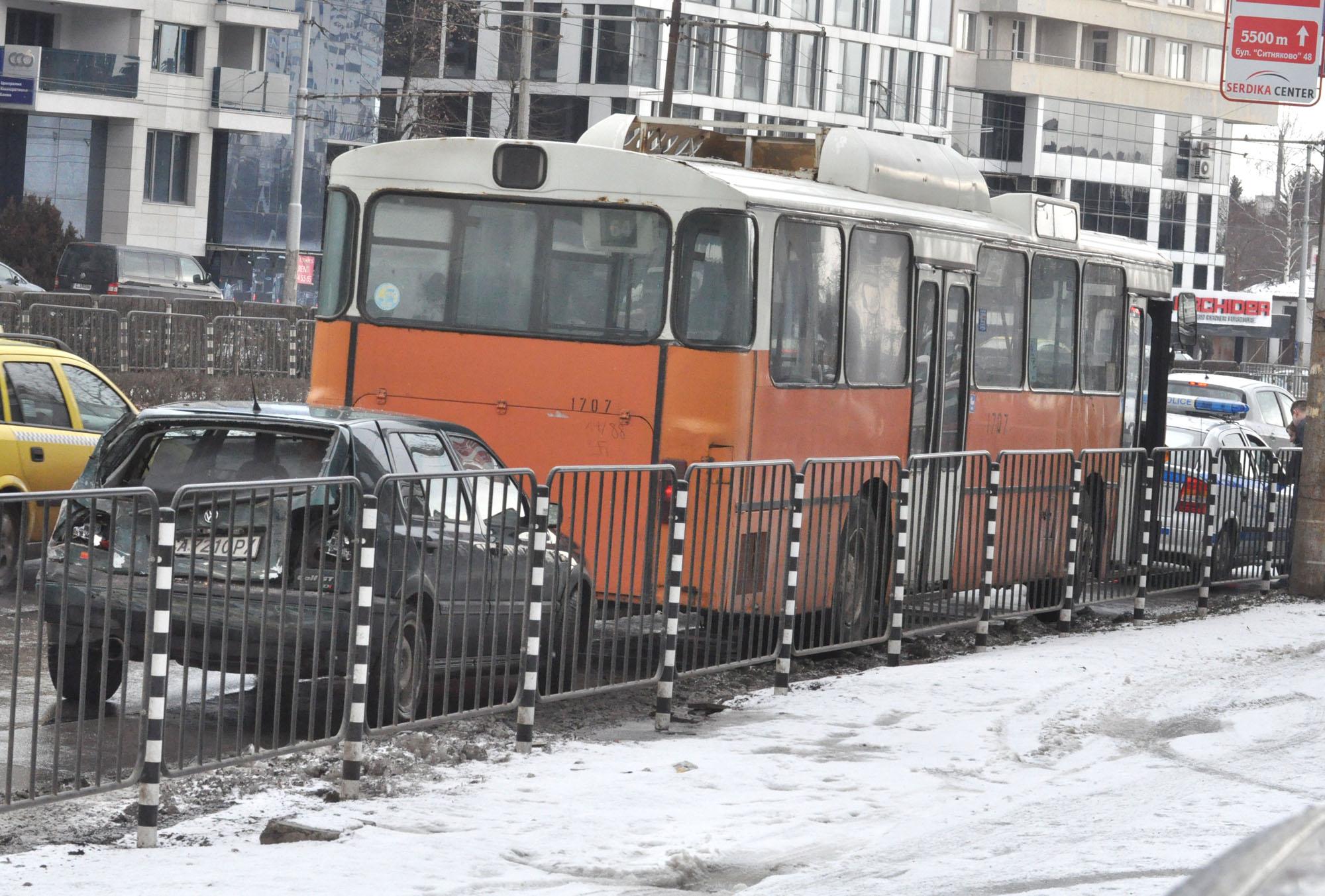 Джип се вряза в автобус, затапи Студентски град