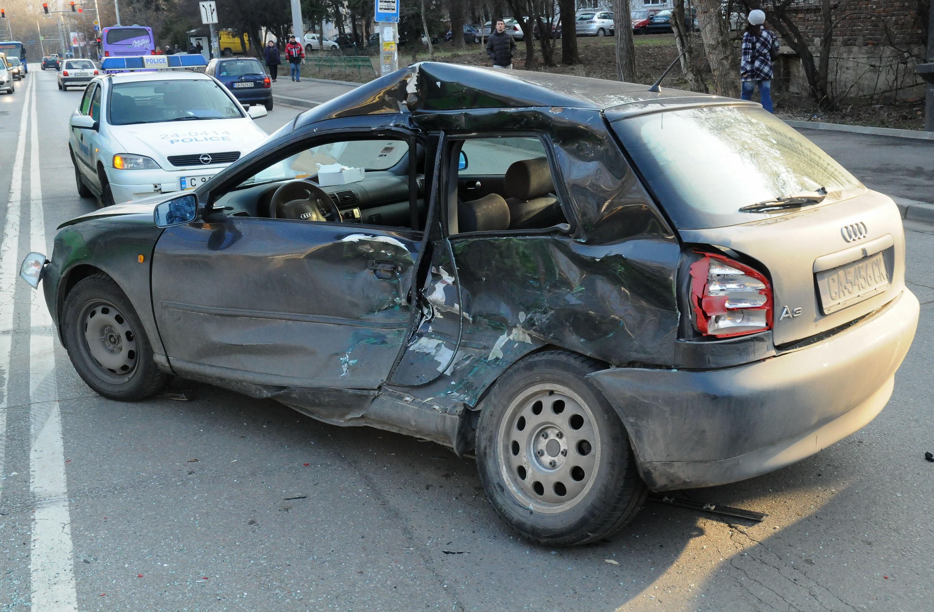 Автобус помля "Ауди" на пазара "Иван Вазов" (СНИМКИ)