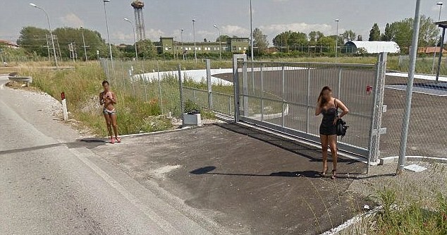 Хванати в акта: Google Street View засне жрици на любовта да си вършат работата (СНИМКИ)