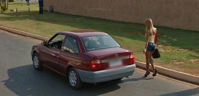 Хванати в акта: Google Street View засне жрици на любовта да си вършат работата (СНИМКИ)
