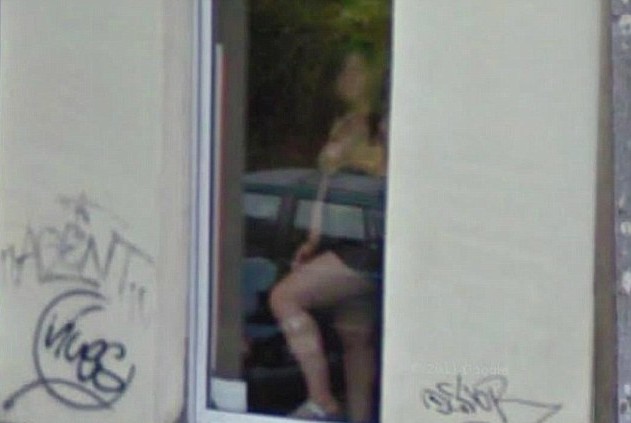 Хванати в акта: Google Street View засне жрици на любовта да си вършат работата (СНИМКИ)