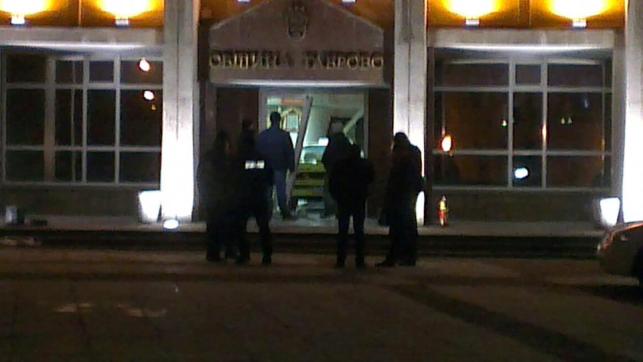 Нелегално такси влетя в община Габрово и опита да я запали