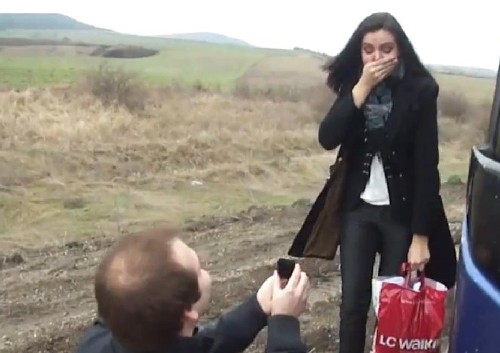 Вижте в БЛИЦ: Наш Ромео предлага брак насред полето (ВИДЕО)