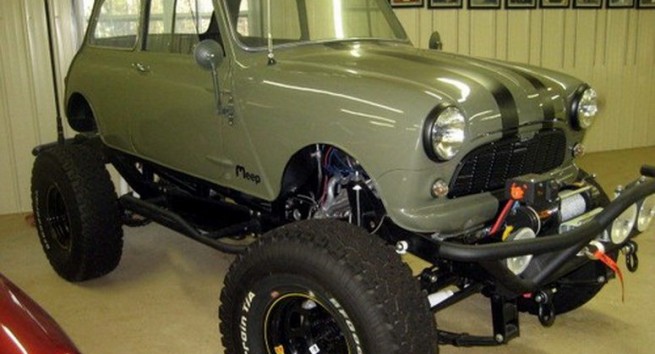 Чудовищен MINI 4x4 с 5,7-литров мотор
