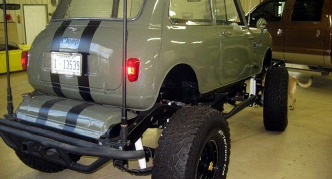 Чудовищен MINI 4x4 с 5,7-литров мотор