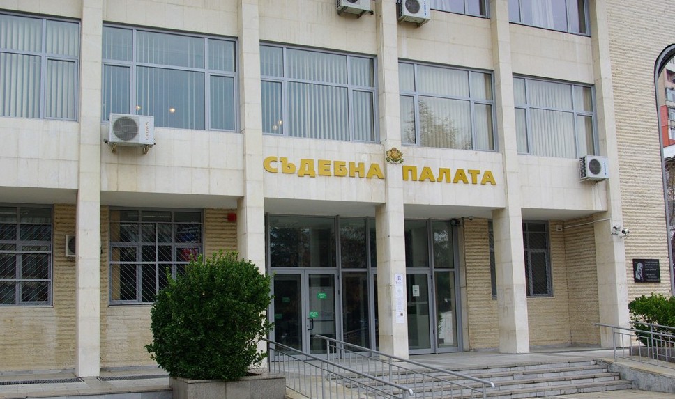 Прокурори плащат 37 бона на митничар