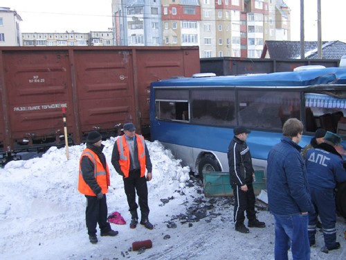 Влак се блъсна в автобус, заседнал насред релсите 