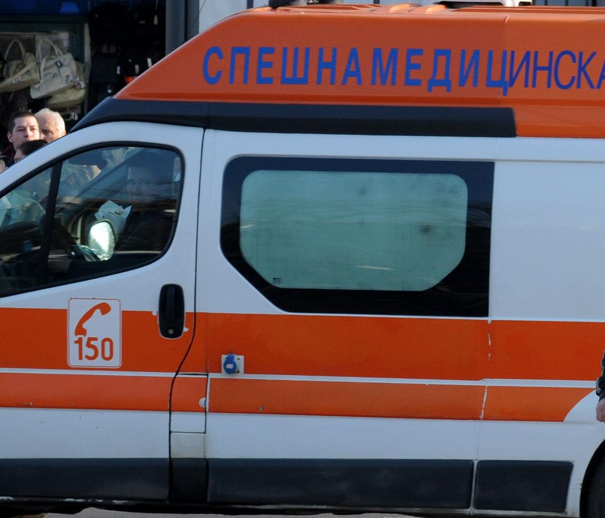 Кола блъсна 11-годишно дете на спирка 