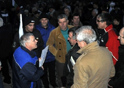 Пловдив се разцепи: Протестиращи се хванаха за гушите!