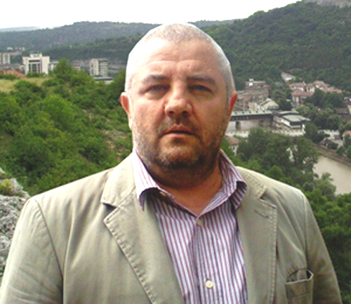 Баща на две деца зове Ловеч на бунт 