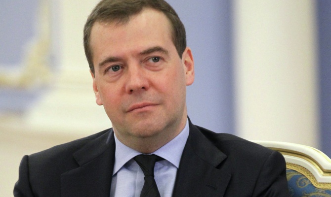 Медведев изчурулика в Туитър: Честит 8 март, дами!