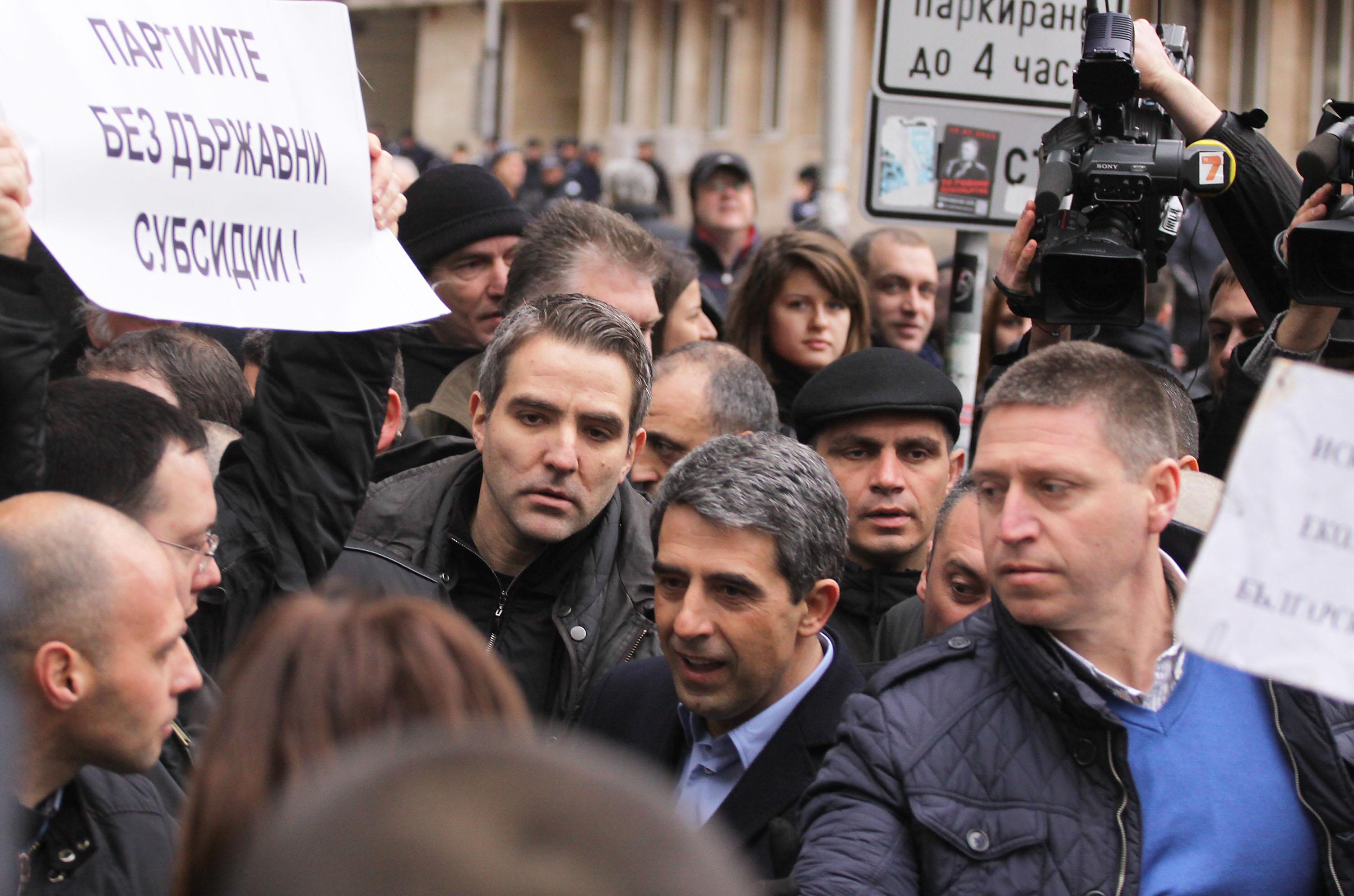 В деня на протестите президентът замина за Виена