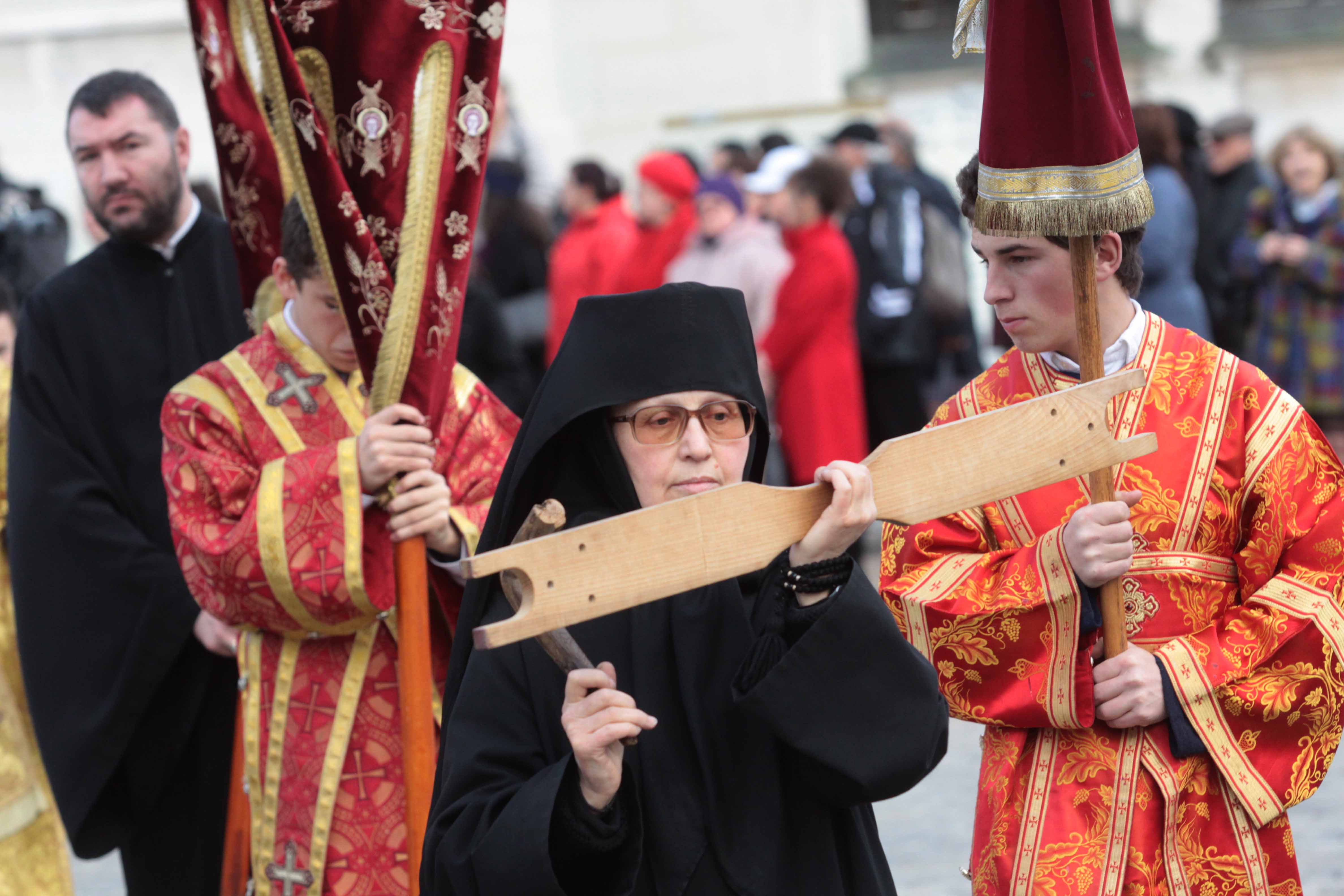 Патриарх Неофит направи молебен за помирение на народа (СНИМКИ) 