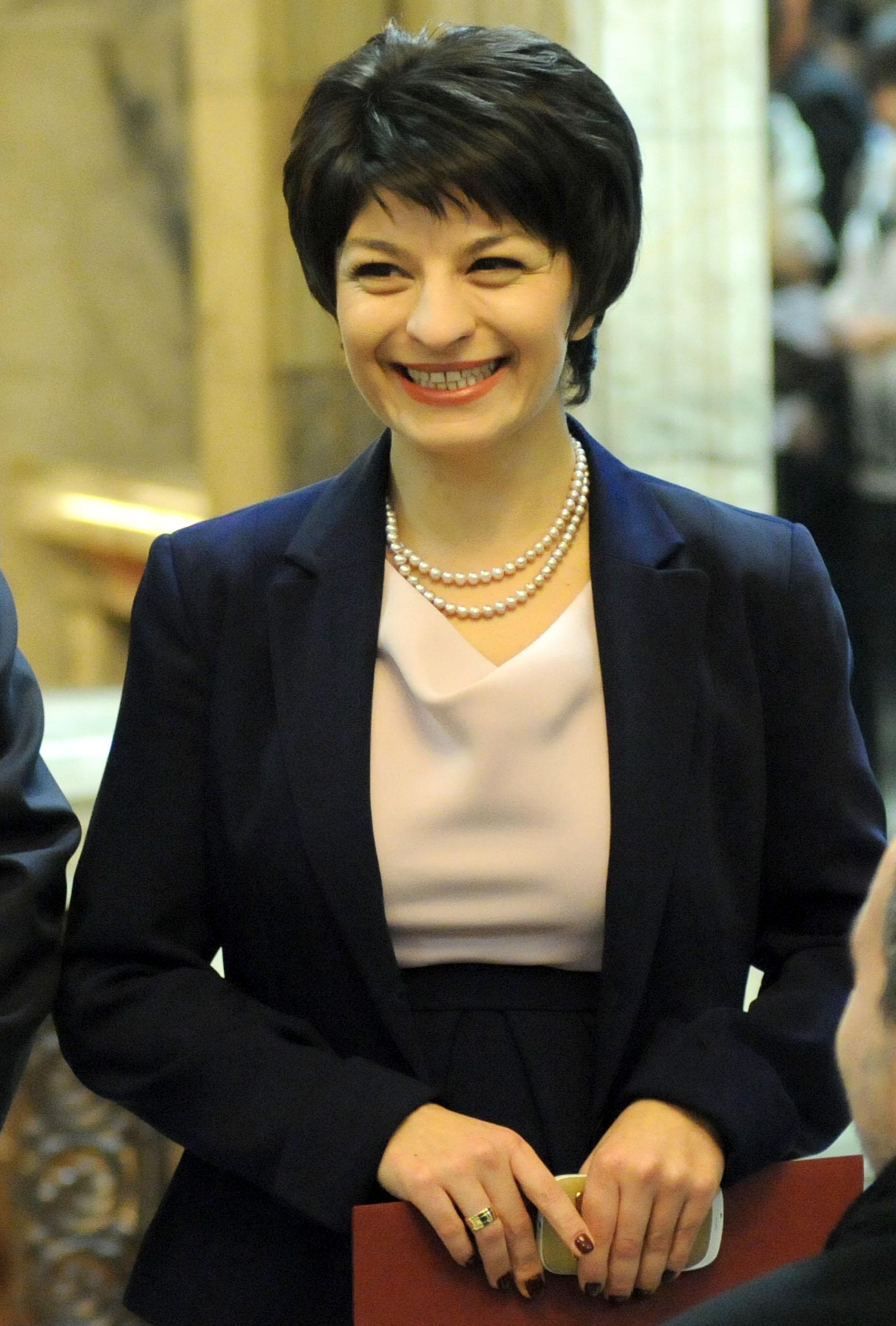Десислава Атанасова щурмува парламента като депутат
