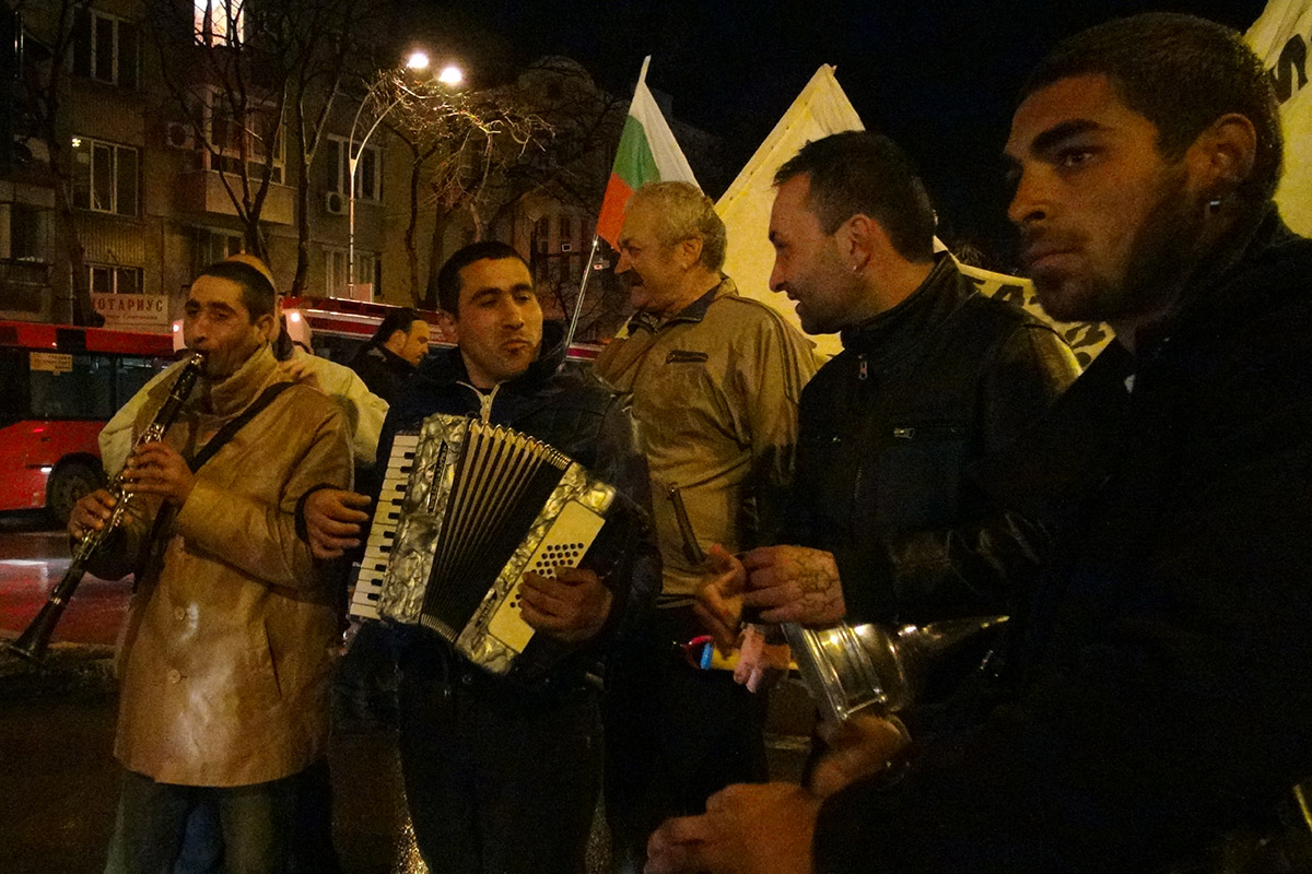 Във Варна протестират с тарамбуки, акордеон и кларинет 