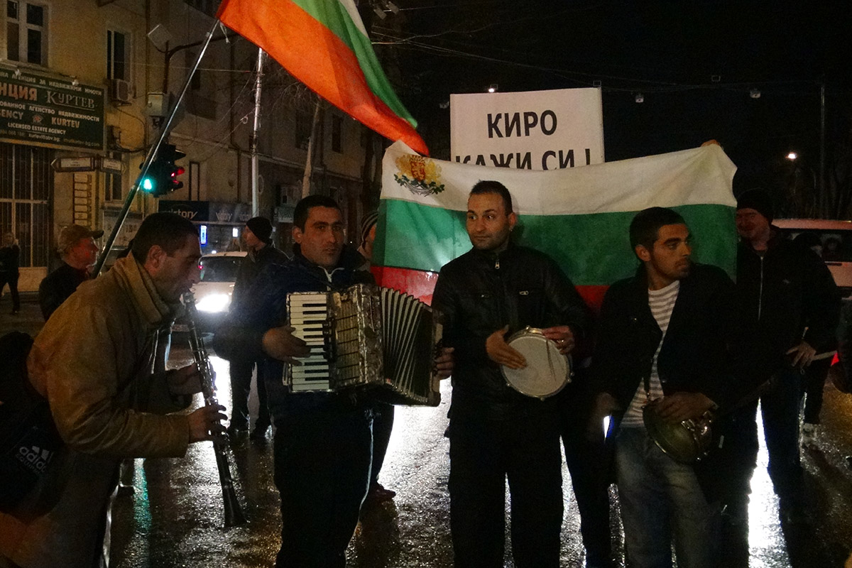 Във Варна протестират с тарамбуки, акордеон и кларинет 