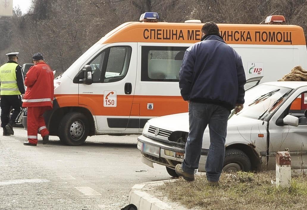 Счупено е страничното стъкло на линейката, по която стреляха в Пловдив 