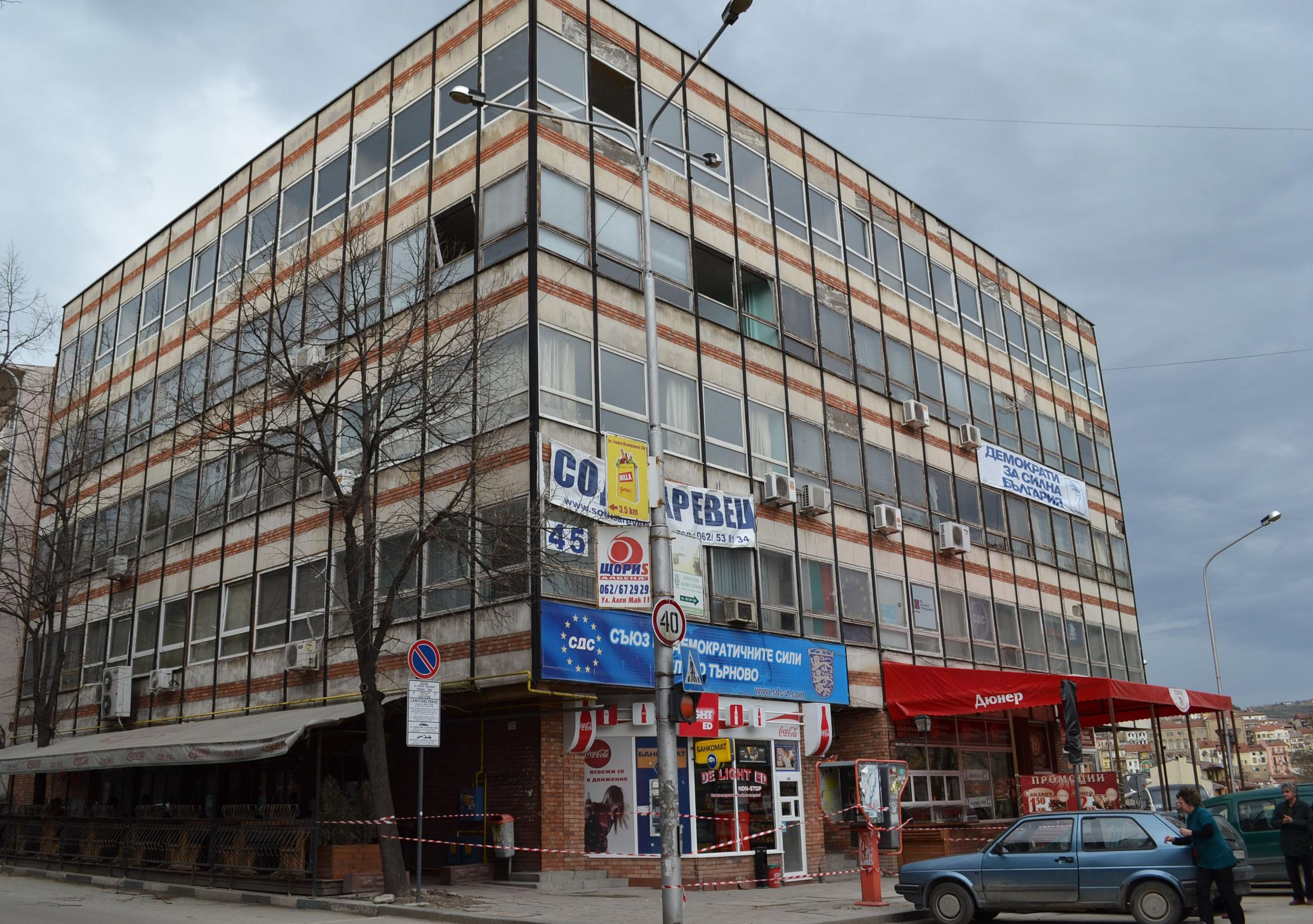 Вятърът стовари два бора върху ж.п. линия и прекъсна тока в Трявна
