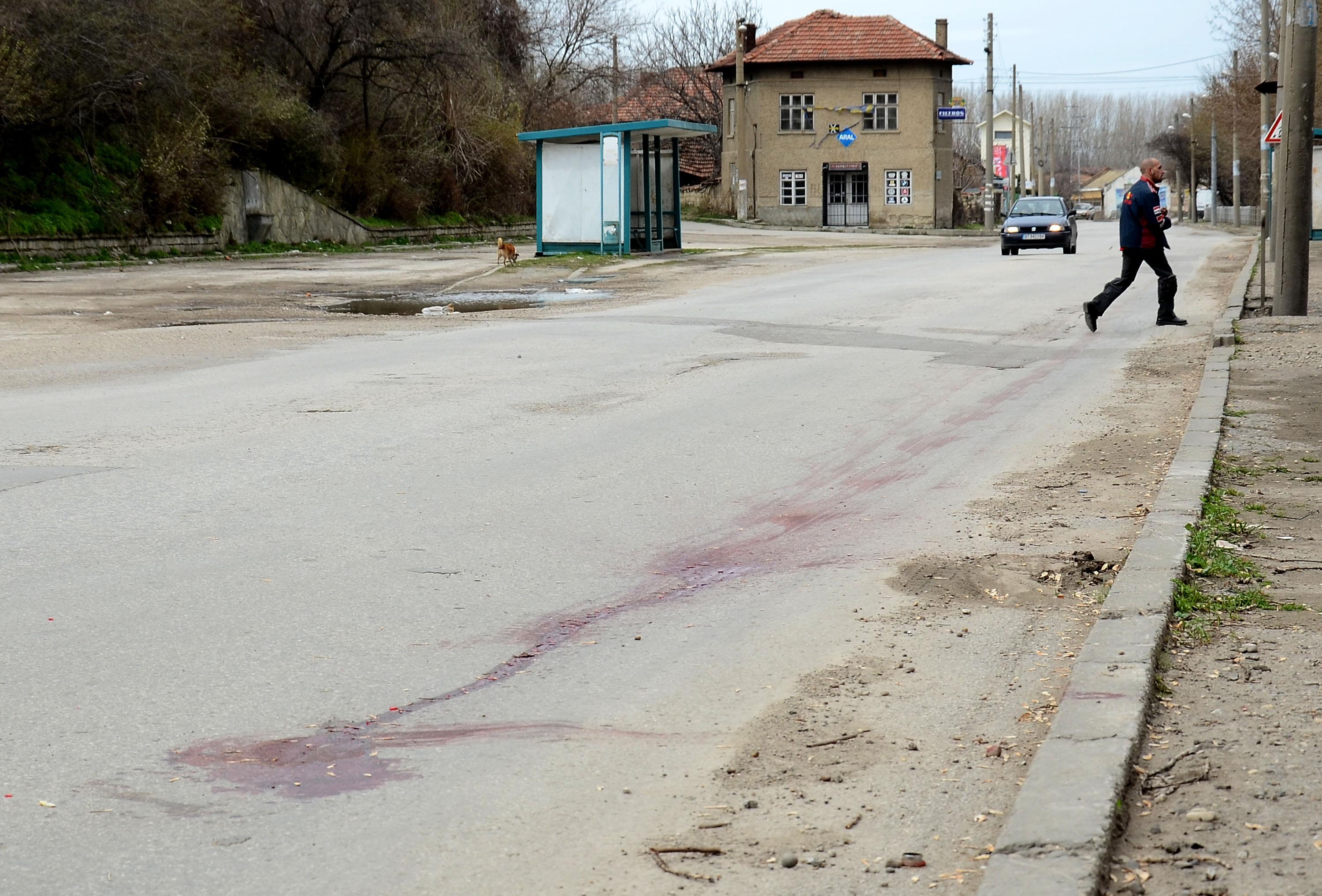 Велосипедист остави кървава следа в Бяла