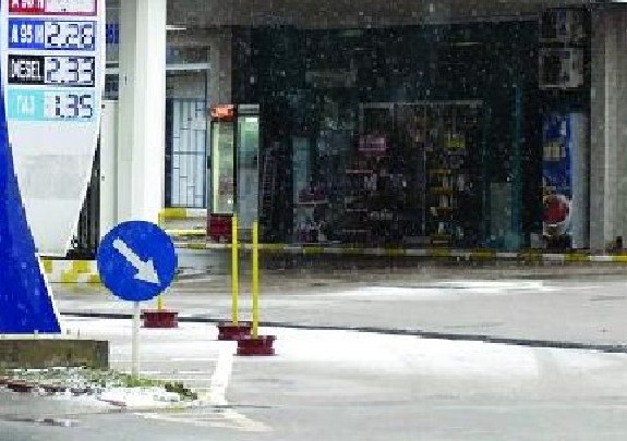 Бурен вятър срина покрив на бензиностанция върху колонките