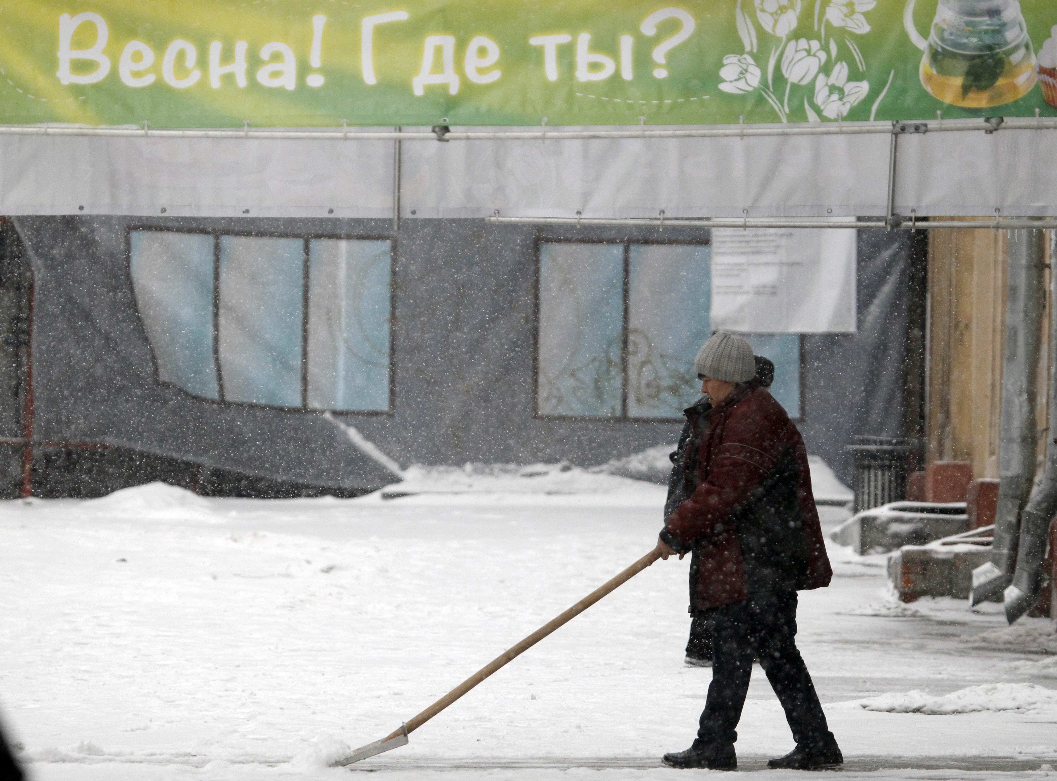 Обилният снеговалеж предизвика хаос в московския транспорт 
