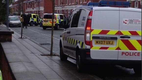 Робин Худ държи на мушка полицаи и социални в Манчестър