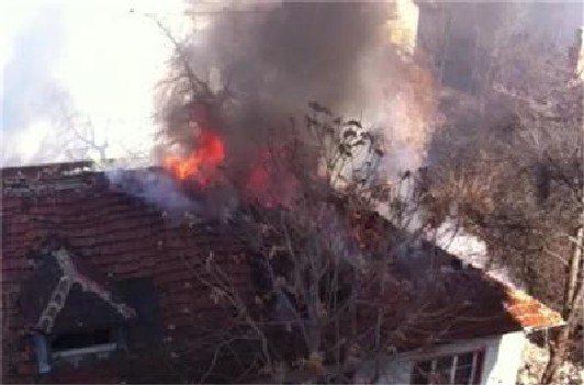 Клошари подпалиха изоставена вила