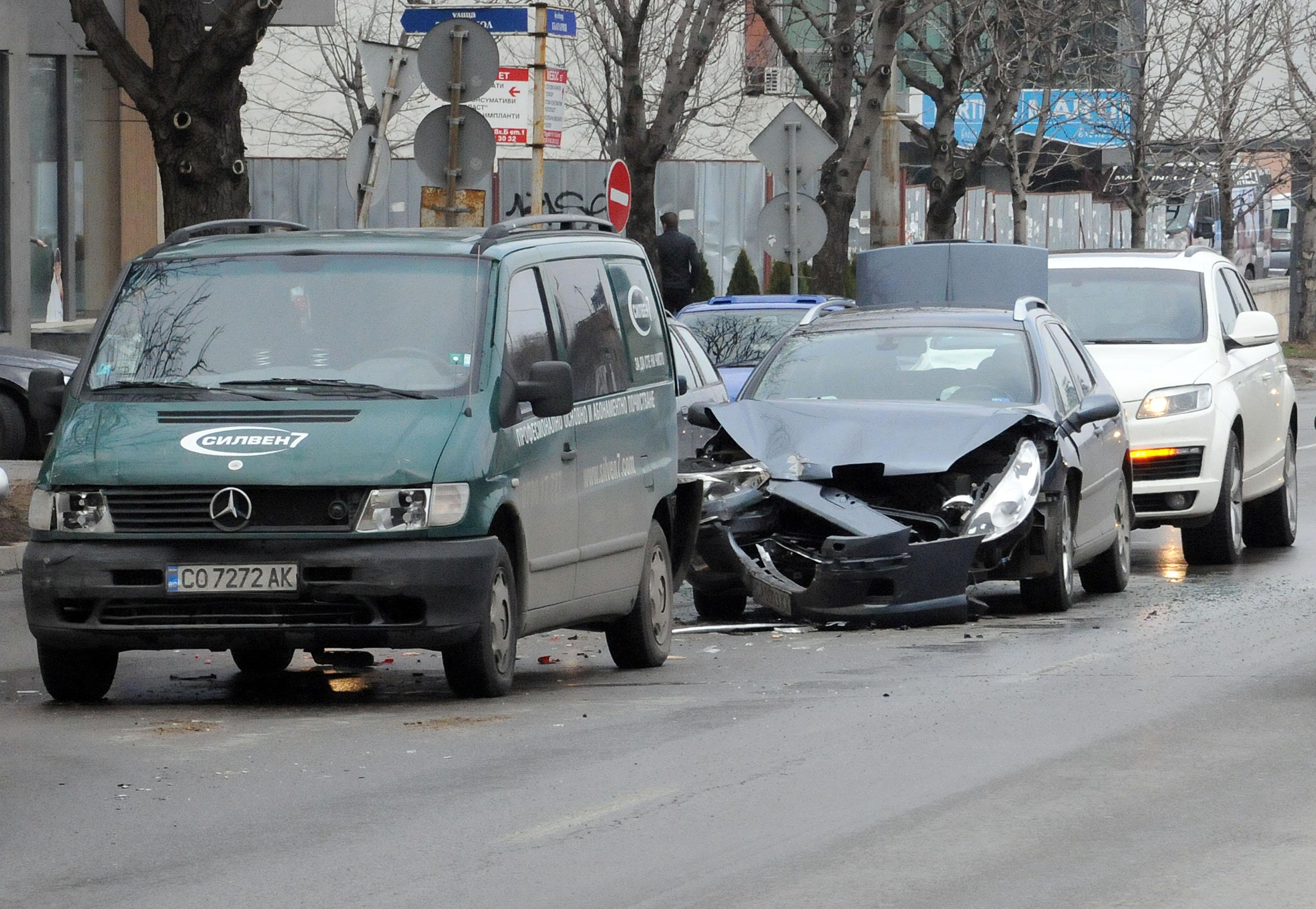Верижна катастрофа огъна ламарините на 6 коли в София 
