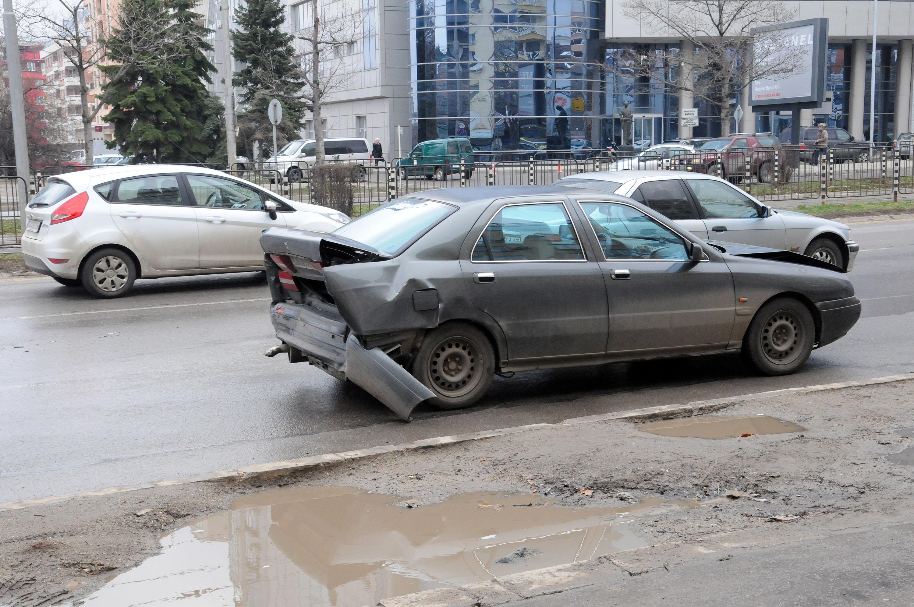 Верижна катастрофа огъна ламарините на 6 коли в София 
