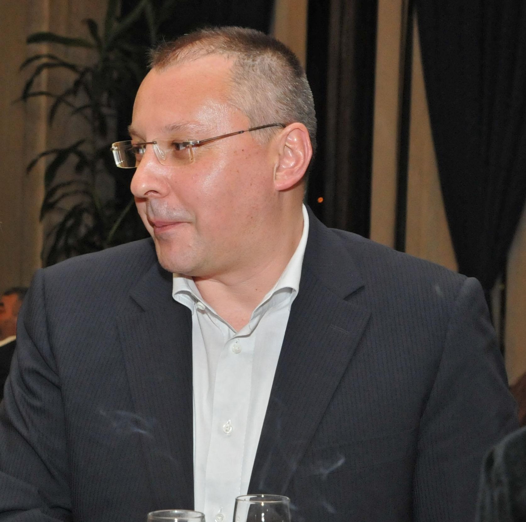 Сергей пише оценки на депутатите си, ще им ги казва насаме