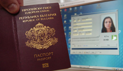 Подпукаха паспортната мафия