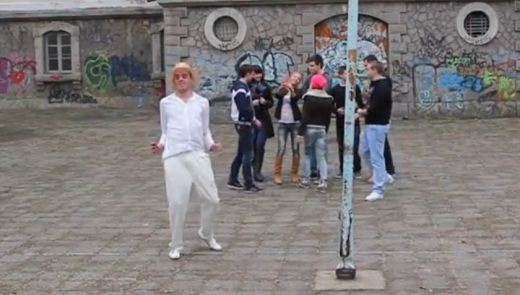Родителска молба връща на работа учителя с танца "Харлем шейк"