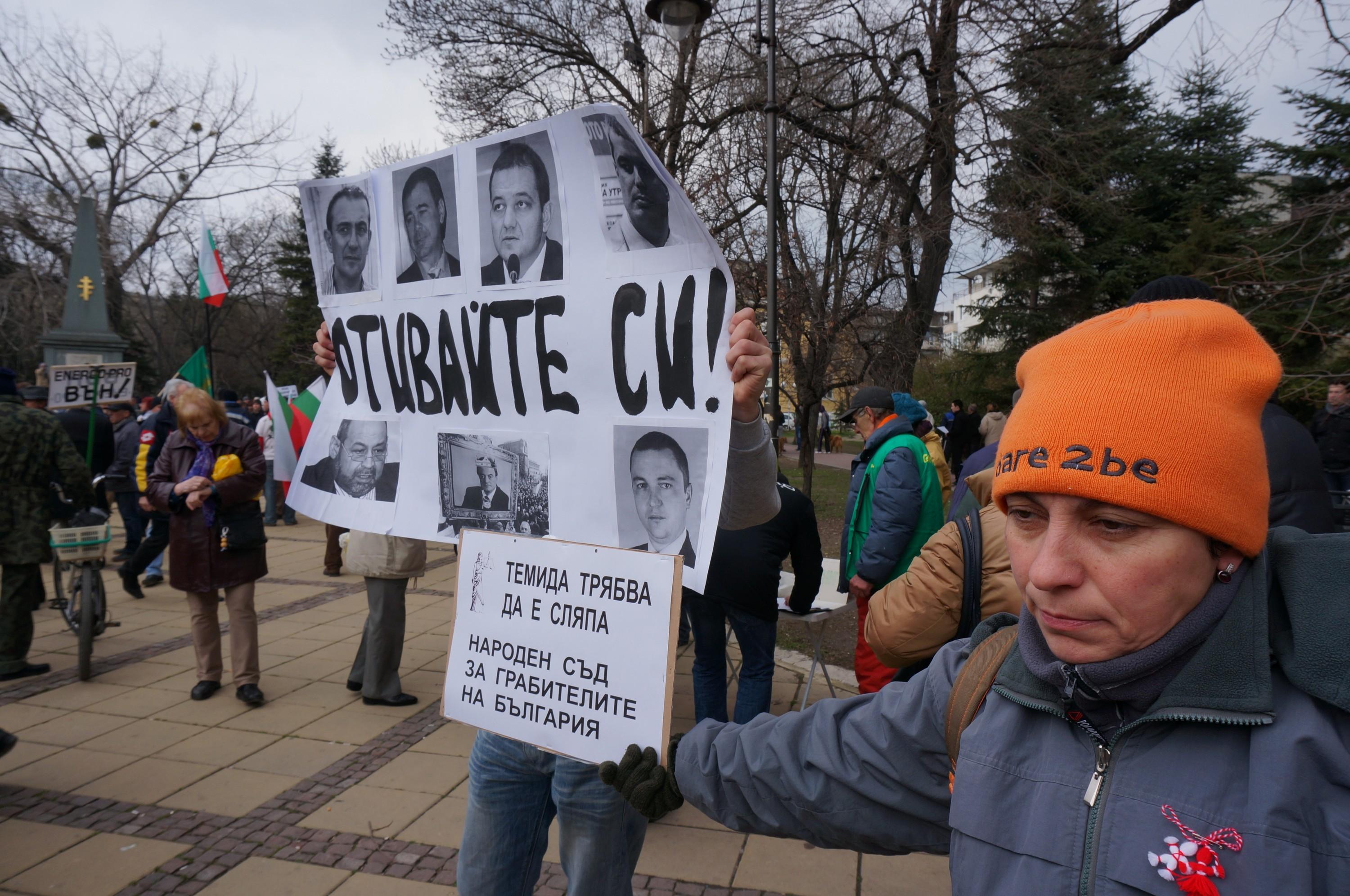 Протестиращи опънаха палатки и във Варна 