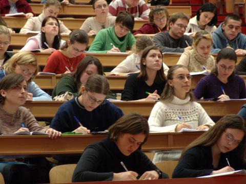 Студенти искат замразяване на таксите