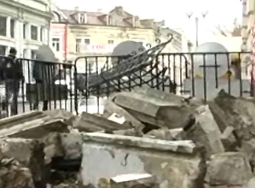 Бурята срути балкон на сграда-паметник в Русе
