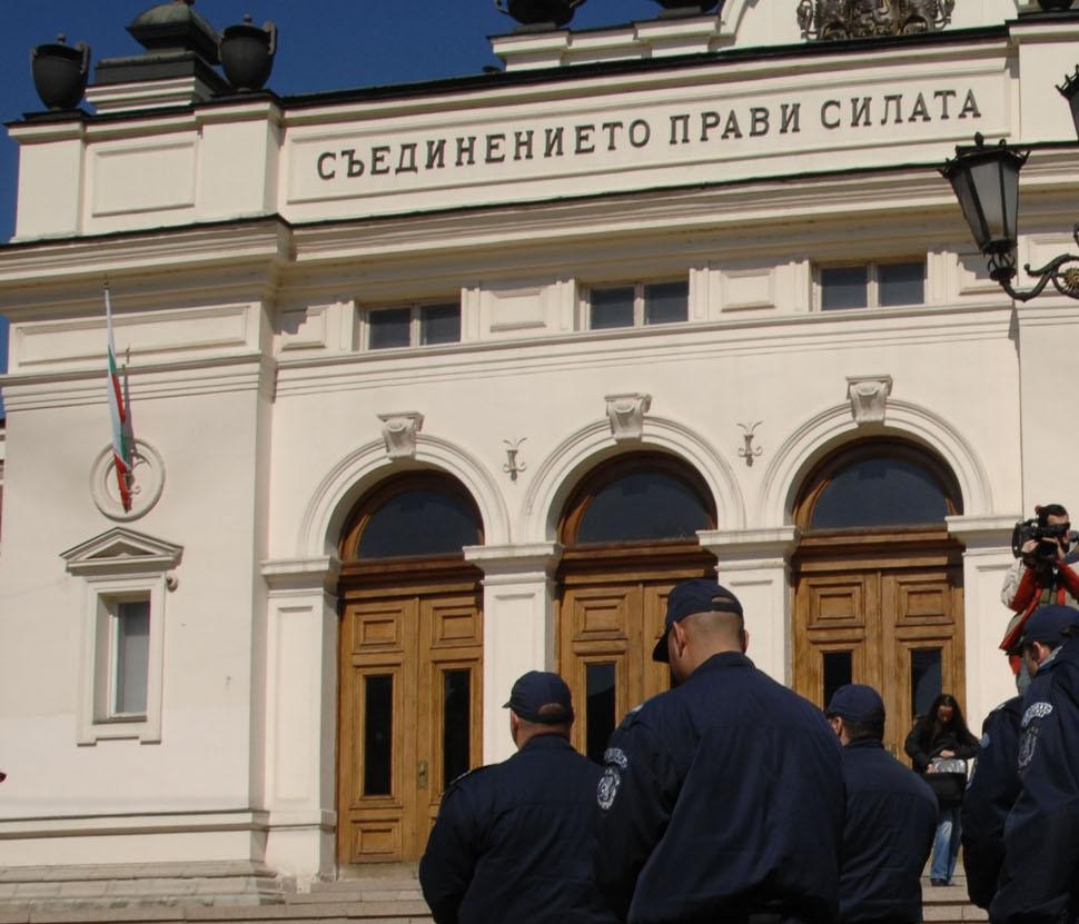 Поредната жива факла: Мъж заплаши да се запали до Народното събрание