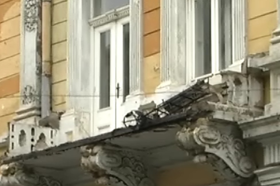 Бурята срути балкон на сграда-паметник в Русе