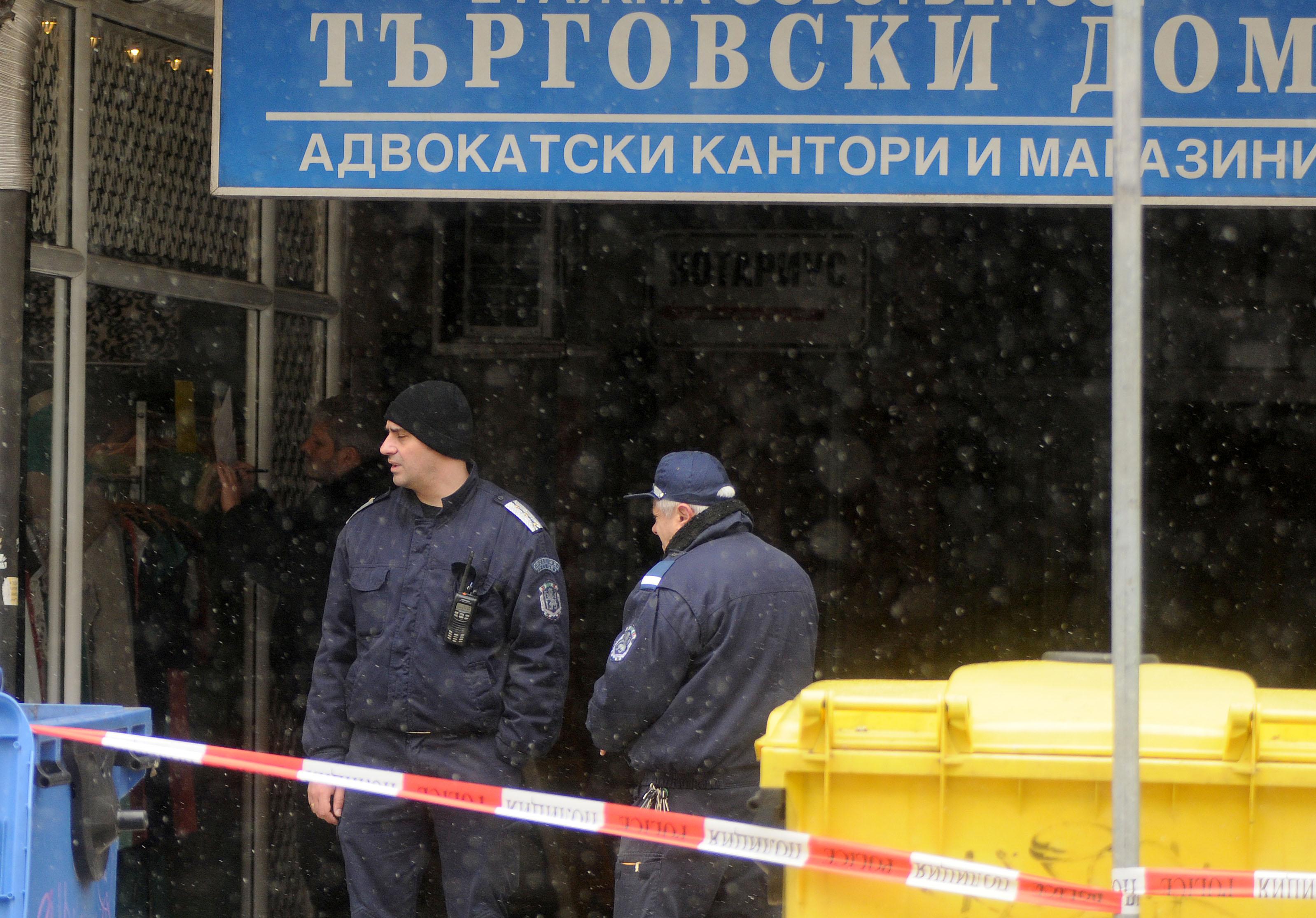 Бомба затвори сградата, от която стреляха по Баретата