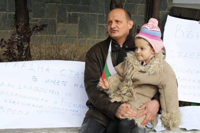 Баща обяви гладна стачка, за да запази попечителството над дъщеря си 