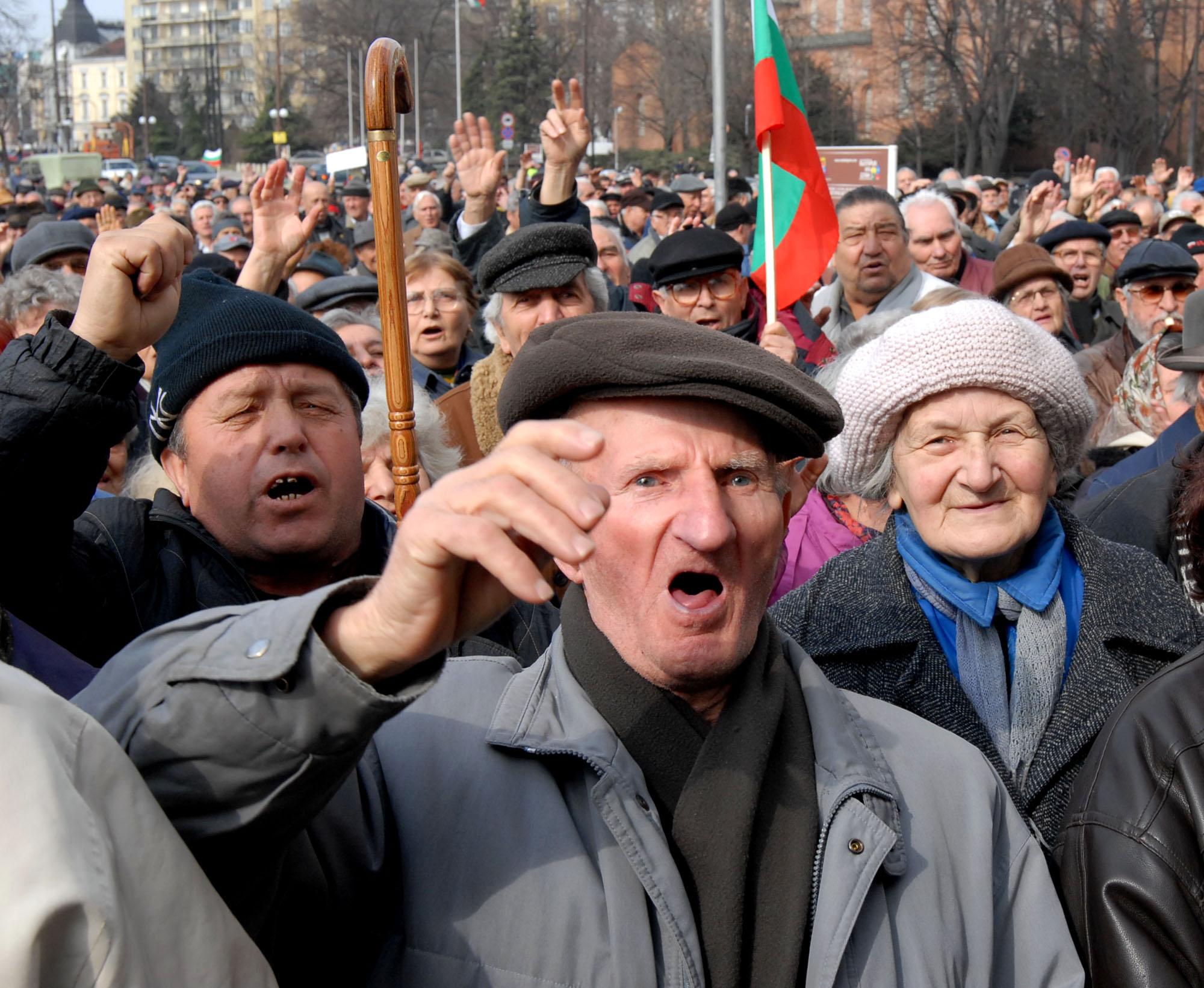 Пенсиите растат, парното поевтинява