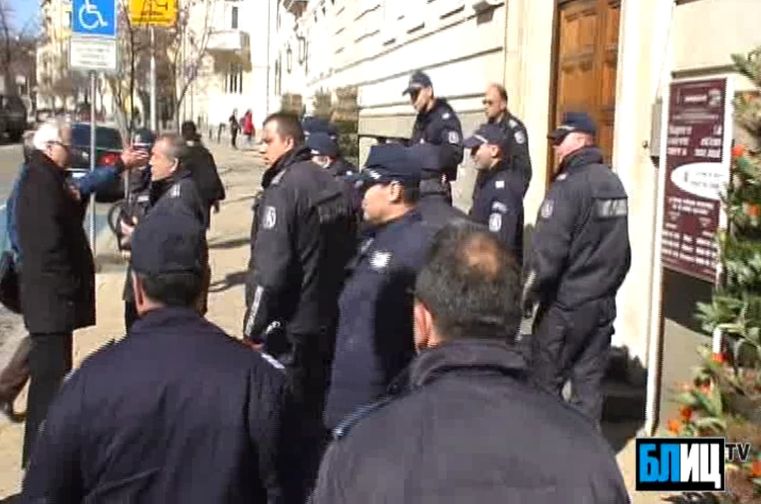 БЛИЦ TV: Протестиращи щурмуват Столична община