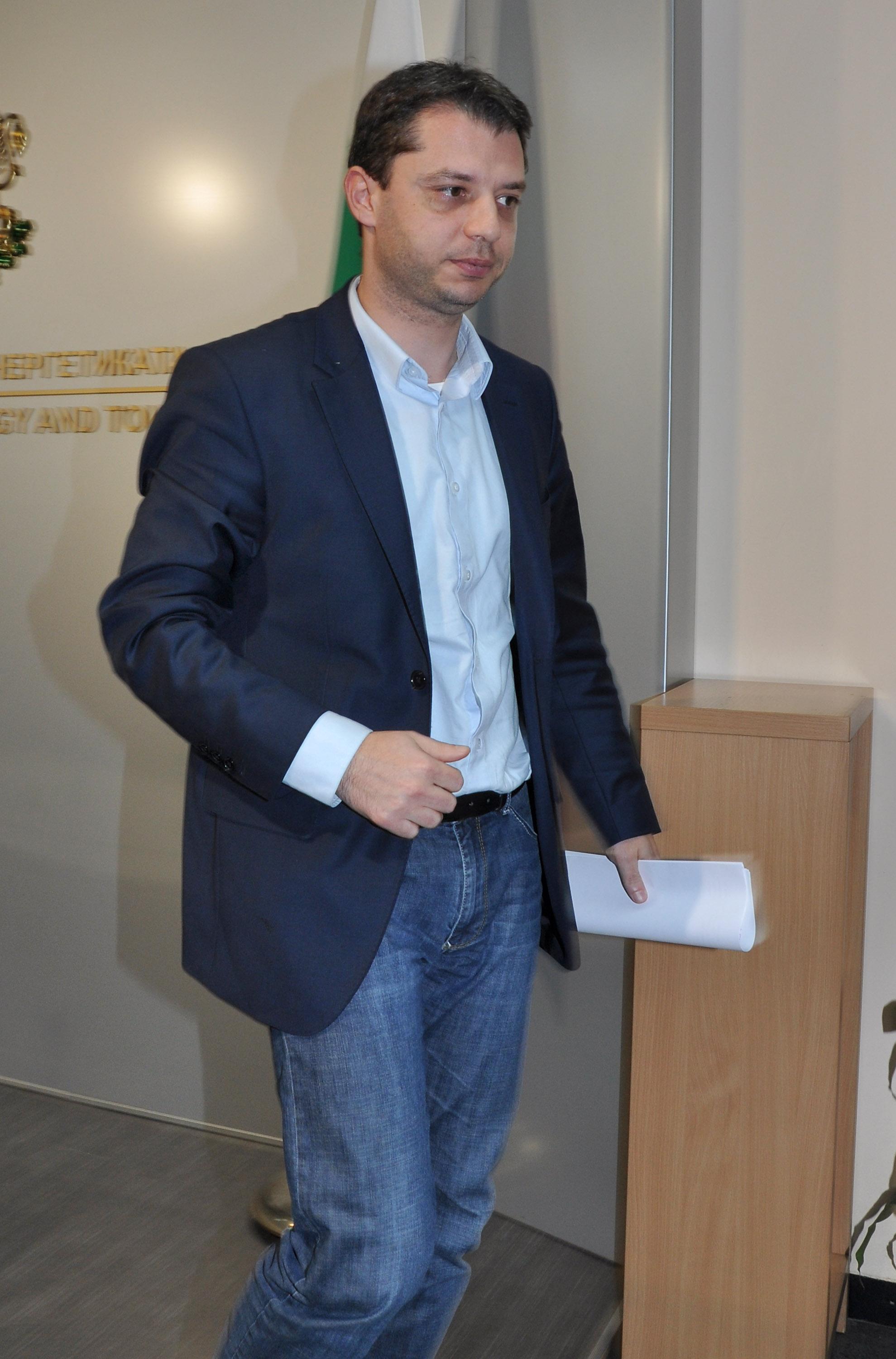 Делян Добрев: Държавата плаща на “Мариците” и вятърните централи да не работят