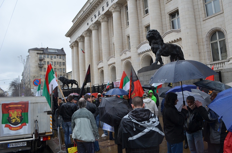 ВМРО пак събра стотина души “На бунт” с обърнати знамена