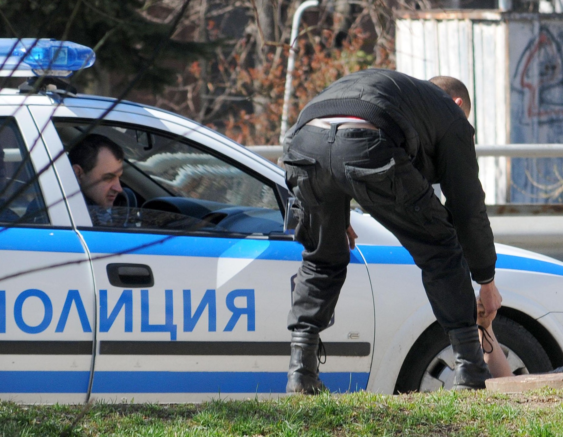 Мъж се обеси в двора на дискотека, жена увисна на въжето в дома си