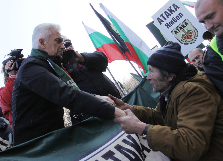 "Парашутисти" принудиха 11 да напуснат "Атака" в Плевен 