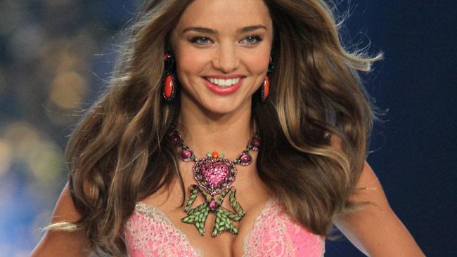 Миранда Кер аут от Victoria's Secret