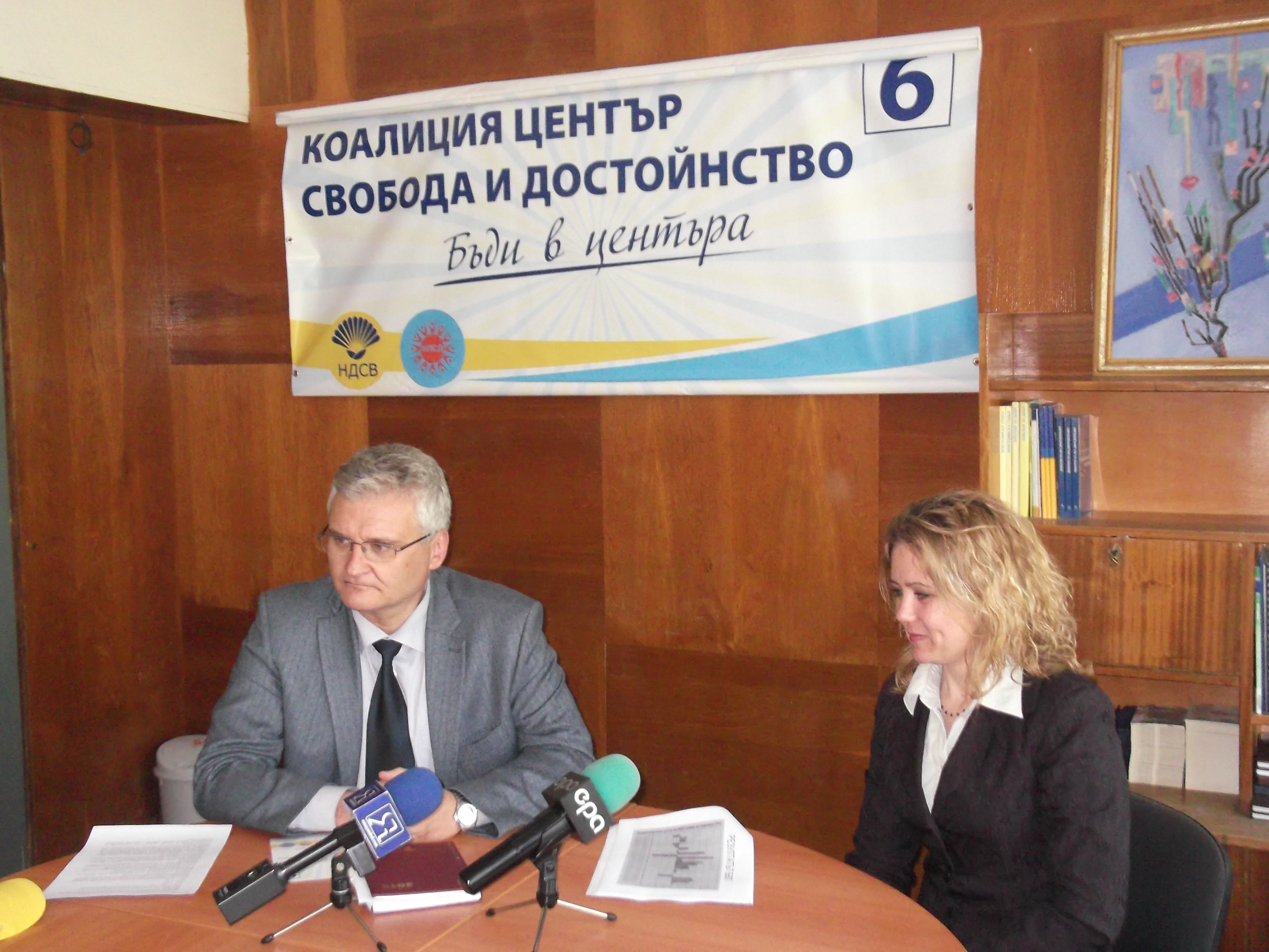 Минчо Спасов илюстрира последните 4 години с пълна и празна паста за зъби