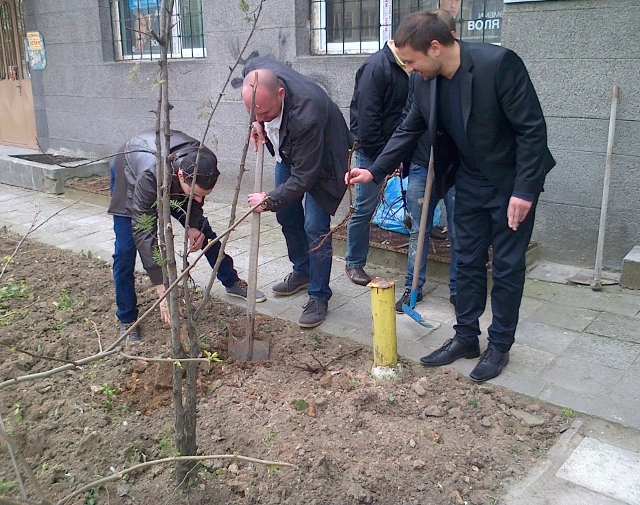 Младежи от ГЕРБ-Варна: Да спасим розата от червения акар!