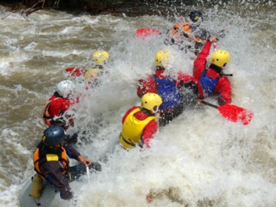 Деца и възрастни качват адреналина с рафтинг по Струма